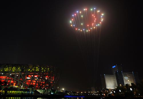 這是2008年8月8日北京奧運會開幕式當(dāng)晚,在國家體育場上空綻放的笑臉形狀的焰火。新華社記者 王長山 攝