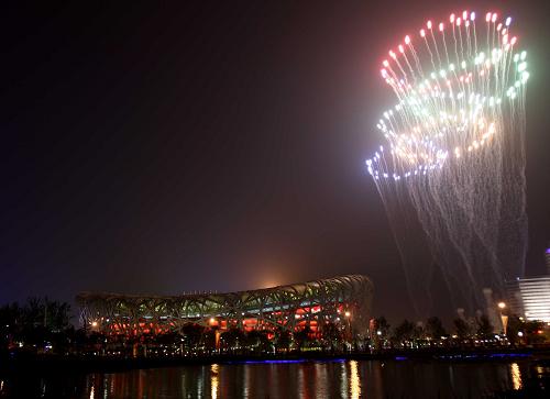 這是2008年8月24日北京奧運會閉幕式當(dāng)晚,在國家體育場上空綻放的五環(huán)形狀的焰火。新華社記者 陳建力 攝