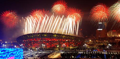 這是2008年8月24日北京奧運會閉幕式當(dāng)晚,在國家體育場上空綻放的焰火。 新華社記者 徐家軍 攝