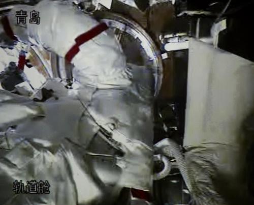 9月27日,航天員翟志剛在神舟七號(hào)載人飛船軌道艙進(jìn)行出艙前的準(zhǔn)備工作(攝于北京航天飛行控制中心大屏幕)。當(dāng)日中午,航天員出艙活動(dòng)任務(wù)開始。新華社記者 查春明 攝