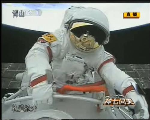 9月27日,執(zhí)行神舟七號載人航天飛行出艙活動任務的航天員翟志剛準備返回軌道艙。新華社發(fā)(電視截圖)