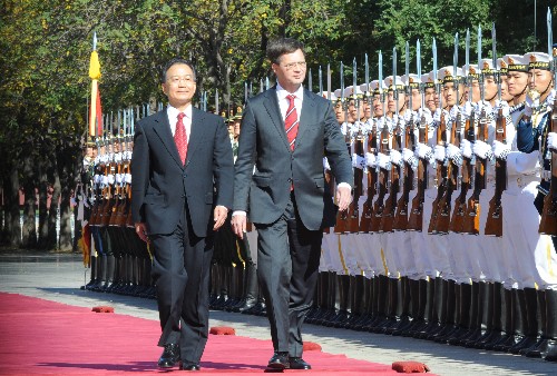 10月23日,中國國務(wù)院總理溫家寶在北京人民大會堂東門外廣場舉行儀式,歡迎前來出席第七屆亞歐首腦會議并對中國進行正式訪問的荷蘭首相巴爾克嫩德。 新華社記者高潔攝