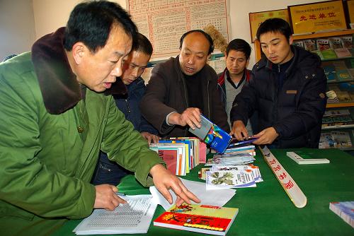 12月8日,工作人員為甘肅平?jīng)鍪嗅轻紖^(qū)四十里鋪鎮(zhèn)清街村“農(nóng)家書屋”送來(lái)科技、文化、實(shí)用技術(shù)等種類的圖書。連日來(lái),甘肅平?jīng)鍪杏嘘P(guān)部門為410家新建“農(nóng)家書屋”送去科技、文化、衛(wèi)生、實(shí)用技術(shù)等方面的圖書共千余種百萬(wàn)余冊(cè),為廣大農(nóng)民提供豐富的精神產(chǎn)品。 新華社發(fā)(楊昕 攝)
