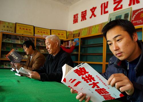 12月8日,甘肅省平?jīng)鍪嗅轻紖^(qū)四十里鋪鎮(zhèn)清街村村民在“農(nóng)家書屋”閱讀剛配發(fā)的圖書。連日來(lái),甘肅平?jīng)鍪杏嘘P(guān)部門為410家新建“農(nóng)家書屋”送去科技、文化、衛(wèi)生、實(shí)用技術(shù)等方面的圖書共千余種百萬(wàn)余冊(cè),為廣大農(nóng)民提供豐富的精神產(chǎn)品。 新華社發(fā)(楊昕 攝)