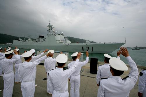 12月26日下午,海軍官兵在三亞軍港向出征軍艦揮手送行。新華社記者 查春明 攝