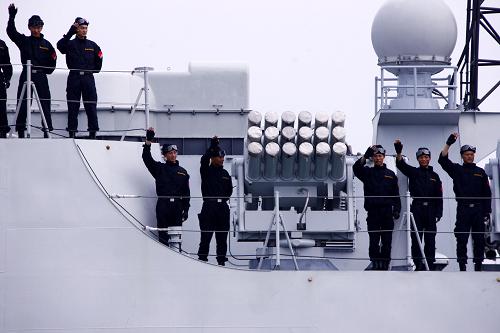 12月26日下午,海軍特戰(zhàn)隊(duì)員在軍艦上向祖國(guó)和人民揮手告別。新華社記者 查春明 攝