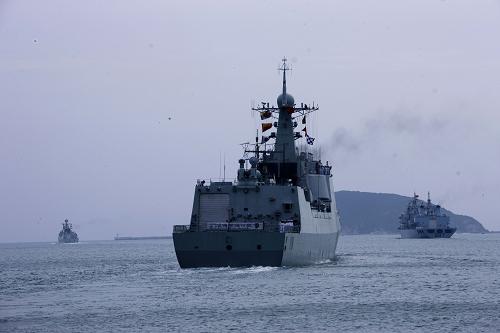 12月26日下午,海軍護(hù)航編隊(duì)三艘軍艦緩緩離開(kāi)碼頭,駛向大海。新華社記者 查春明 攝