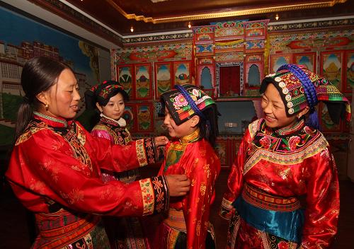 1月3日,四川理縣甘堡鄉(xiāng)甘堡藏寨藏族婦女澤朗初(左一)為女兒試穿新衣。新春臨近,四川理縣地震災(zāi)區(qū)的藏族群眾正在為過(guò)年作準(zhǔn)備,歡喜迎佳節(jié)。新華社發(fā)(郭國(guó)權(quán) 攝)