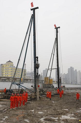 上海西站交通樞紐工程開工儀式現(xiàn)場(1月8日攝)。1月8日,上海西站交通樞紐工程正式開工建設(shè),該工程總占地面積37.3公頃,總建筑面積約11萬平方米,建成后的上海西站將成為集城際鐵路、城市軌道交通、城市公交于一體的綜合交通樞紐。新華社記者 裴鑫 攝