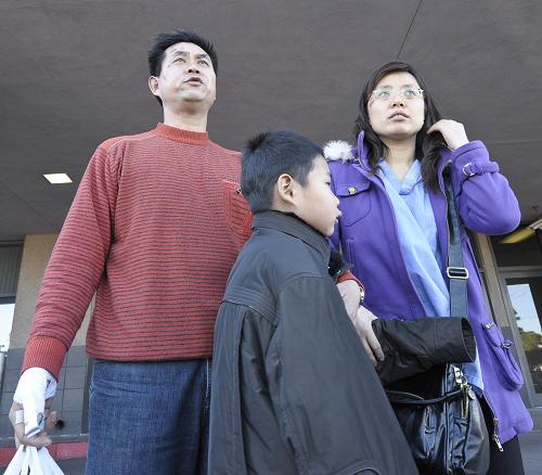 2月1日,在赴美旅游團(tuán)車禍中同受輕傷的游客吳守桂(左)、包瑞華(右)夫婦與兒子吳雙離開美國拉斯韋加斯的一所大學(xué)醫(yī)療中心。目前,在美國遭遇嚴(yán)重車禍的中國上海旅游團(tuán)幾名受輕傷的游客已陸續(xù)出院。新華社記者 戚恒 攝