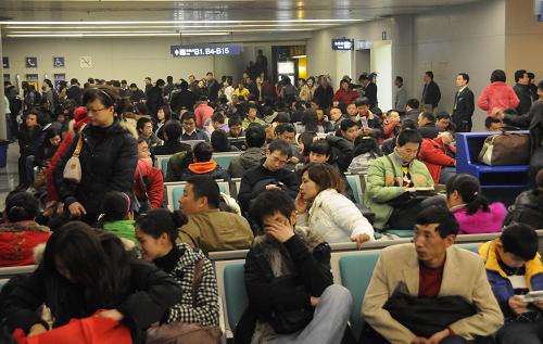 2月2日晚,大批旅客滯留在候機(jī)室。當(dāng)日,成都雙流國(guó)際機(jī)場(chǎng)再次遭受濃霧襲擊,機(jī)場(chǎng)被迫關(guān)閉4個(gè)多小時(shí),導(dǎo)致大批航班延誤,1.3萬名旅客出港受阻。據(jù)了解,這是2009年以來該機(jī)場(chǎng)遭遇的第三場(chǎng)濃霧。新華社記者 熊潤(rùn)頻 攝