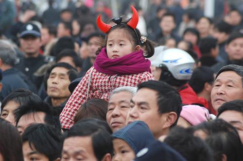2月3日,在江蘇無(wú)錫梅村傳統(tǒng)廟會(huì)上,傳統(tǒng)民間文藝表演吸引了一位頭戴“牛角”飾物的小女孩的目光。當(dāng)日是江蘇無(wú)錫古鎮(zhèn)梅村鎮(zhèn)一年一度的農(nóng)歷正月初九傳統(tǒng)廟會(huì),四鄰八鄉(xiāng)的鄉(xiāng)親紛紛前來(lái)趕廟會(huì)大集。 新華社發(fā)(還月亮 攝)