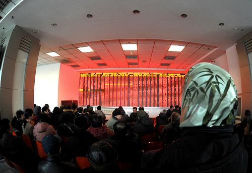 2月6日,在沈陽一家證券營業(yè)部,股民在關(guān)注股市行情。當(dāng)日,滬深股市強(qiáng)勁反彈,上證綜指和深證成指分別以2181.24點和7771.90點報收,較前一交易日收盤大漲3.97%和4.84%。新華社記者 李鋼 攝