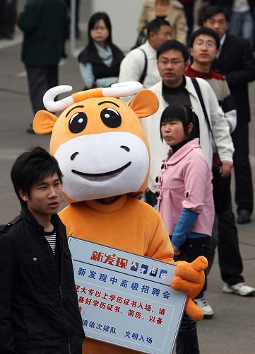 2月21日,在上海體育館舉行的“春季綜合人才招聘會(huì)”上,求職者等待入場(chǎng)。當(dāng)日,上海有多場(chǎng)人才招聘會(huì)同時(shí)舉行,場(chǎng)館內(nèi)外人潮涌動(dòng),春季人才市場(chǎng)火爆。新華社記者 劉穎 攝