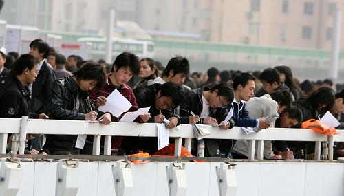 2月21日,在上海體育館舉行的“春季綜合人才招聘會(huì)”上,求職者在填寫(xiě)求職信息登記表。當(dāng)日,上海有多場(chǎng)人才招聘會(huì)同時(shí)舉行,場(chǎng)館內(nèi)外人潮涌動(dòng),春季人才市場(chǎng)火爆。新華社記者 劉穎 攝