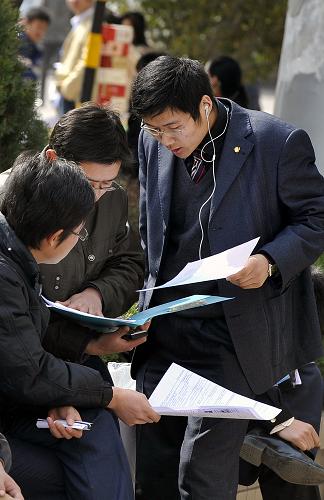 2月21日,幾位畢業(yè)生在招聘會(huì)場(chǎng)外交流信息。當(dāng)日,山東省應(yīng)屆畢業(yè)生春季雙選會(huì)在濟(jì)南市國(guó)際會(huì)展中心舉行。200多家招聘企業(yè)為求職者提供的6000多個(gè)崗位,吸引了數(shù)萬(wàn)名應(yīng)屆畢業(yè)生前往。由于當(dāng)天濟(jì)南市有三場(chǎng)大型招聘會(huì),眾多學(xué)子不顧疲勞,輾轉(zhuǎn)于三個(gè)會(huì)場(chǎng)之間尋找就業(yè)機(jī)會(huì)。面對(duì)畢業(yè)生就業(yè)壓力,2月至4月間山東省將連續(xù)舉辦17場(chǎng)高校畢業(yè)生春季就業(yè)招聘會(huì),畢業(yè)生進(jìn)場(chǎng)應(yīng)聘一律免收進(jìn)場(chǎng)費(fèi)。新華社記者 朱崢 攝