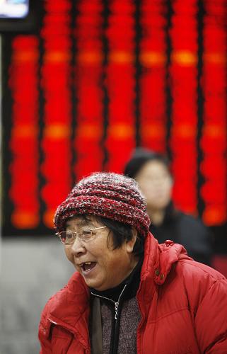 2月23日,一位股民在上海一家證券營(yíng)業(yè)部?jī)?nèi)關(guān)注股市行情。當(dāng)日,滬深股市強(qiáng)勢(shì)上行,上證綜指和深證成指分別以2305.78點(diǎn)和8727.70點(diǎn)報(bào)收,較前一交易日收盤漲1.96%和3.61%。新華社記者 裴鑫 攝