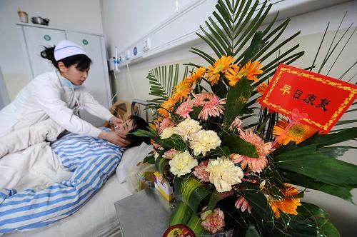 2月25日,在古交礦區(qū)總醫(yī)院,一名護(hù)士正在護(hù)理受傷礦工張龍光。據(jù)山西古交礦區(qū)總醫(yī)院介紹,在此接受治療的山西“2·22”礦難傷員經(jīng)過(guò)良好救治正在逐步康復(fù)之中,一些輕傷傷員已經(jīng)可以下地活動(dòng)。2月22日凌晨,山西焦煤集團(tuán)西山煤電屯蘭礦井下發(fā)生爆炸事故,造成74人死亡、114人受傷。事故發(fā)生后,山西省衛(wèi)生部門及時(shí)有力地組織了救援和救護(hù)工作。新華社記者 燕雁 攝