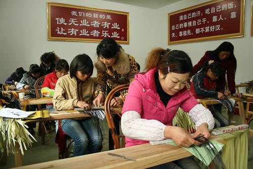2月26日,學(xué)員們?cè)谡n堂上制作竹編作品。 近日,貴州茂蘭國(guó)家級(jí)自然保護(hù)區(qū)選派20名當(dāng)?shù)卮迕袂巴拇ㄇ嗌窨h中國(guó)竹藝城“國(guó)際竹藤網(wǎng)絡(luò)中心培訓(xùn)基地”,參加為期45天的竹編技能免費(fèi)培訓(xùn),拓寬致富門路。新華社發(fā)(姚永亮 攝)