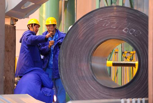 2月25日,工人在首鋼京唐鋼鐵廠2250mm熱軋生產線車間進行設備調試。新華社記者 羅曉光 攝