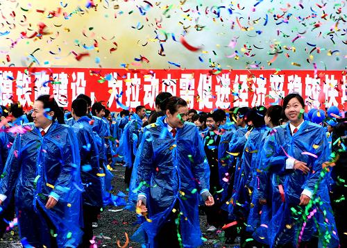 滬杭高鐵開工奠基儀式(2月26日攝)。2月26日,滬杭高鐵開工儀式在上海與浙江交界的上海楓涇舉行。滬杭鐵路客運專線設計速度目標值為350公里/小時,建成后滬杭間最快可在半小時之內(nèi)直達,規(guī)劃年輸送旅客量為單向8000萬人次。滬杭鐵路客運專線工程投資估算總額為292.9億元,由鐵道部、上海市、浙江省及寶鋼集團共同出資建設。新華社記者 陳飛 攝