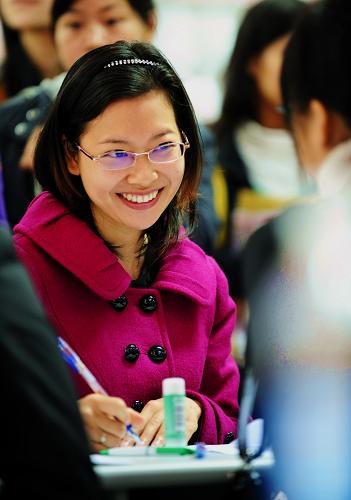 2月27日,一名女大學(xué)生在與用工單位簽訂用工意向。當(dāng)日,由福州市婦聯(lián)、市人事局等單位聯(lián)合舉辦的2009年福州市女大中專畢業(yè)生就業(yè)供需見面會在福州金山人才交流中心舉行,60多家用人單位提供2000多個(gè)文秘、財(cái)務(wù)、護(hù)理等適合女性就業(yè)的工作崗位。新華社記者 張國俊 攝