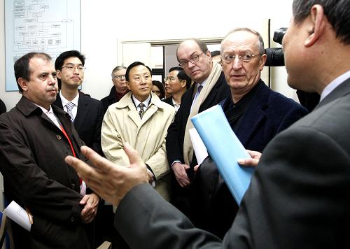2月27日,“萬國禁煙會”與會代表在上海浦東區(qū)一家戒毒康復指導室考察。當日,“萬國禁煙會”百年紀念活動與會各國代表前往上海浦東新區(qū)、閘北區(qū)實地考察社區(qū)禁毒工作,就社區(qū)禁毒工作社會化、社區(qū)藥物維持治療等專業(yè)話題與中國禁毒工作者進行了交流。新華社記者 裴鑫 攝
