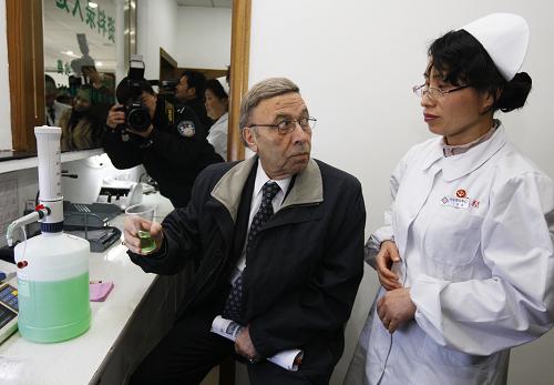 2月27日,國際麻醉品管制局主席顧德思(左)在上海閘北區(qū)精神衛(wèi)生中心與醫(yī)務人員交流藥物戒毒的療效。當日,“萬國禁煙會”百年紀念活動與會各國代表前往上海浦東新區(qū)、閘北區(qū)實地考察社區(qū)禁毒工作,就社區(qū)禁毒工作社會化、社區(qū)藥物維持治療等專業(yè)話題與中國禁毒工作者進行了交流。新華社記者 裴鑫 攝