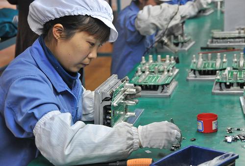 3月10日,遵義天義利威公司員工在組裝電力車的控制板。貴州遵義天義利威機(jī)電公司是一家民營(yíng)高科技企業(yè),主要生產(chǎn)電動(dòng)車控制器、茅臺(tái)酒防偽識(shí)別器等產(chǎn)品。受全球金融危機(jī)影響,公司一度出現(xiàn)開(kāi)工不足,資金緊張等困難。在遵義農(nóng)村信用社、遵義市商業(yè)銀行等支持下,目前該公司已渡過(guò)危機(jī),產(chǎn)能得到全面恢復(fù)。據(jù)介紹,為應(yīng)對(duì)全球金融危機(jī),貴州銀行業(yè)積極為小企業(yè)服務(wù),優(yōu)化信貸業(yè)務(wù)流程,提高服務(wù)效率,開(kāi)發(fā)推出各具特色的小企業(yè)金融服務(wù)產(chǎn)品,為小企業(yè)渡過(guò)危機(jī)提供了有力的資金支持。新華社記者 黃勇 攝