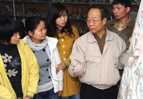 3月11日,在福建省德化縣勞動力轉(zhuǎn)移培訓(xùn)基地,來自臺灣的漆線雕工藝師汪日清先生(右二)在講授漆線雕工藝。近年來,德化縣利用“瓷都”產(chǎn)業(yè)優(yōu)勢,創(chuàng)建了農(nóng)村勞動力轉(zhuǎn)移培訓(xùn)基地,開設(shè)陶瓷彩繪、雕塑等實用技術(shù)課程,免費培訓(xùn)農(nóng)村剩余勞動力。2008年全縣共有1209名農(nóng)民接受免費培訓(xùn),大部分人成功實現(xiàn)就業(yè)。新華社記者 彭張青 攝