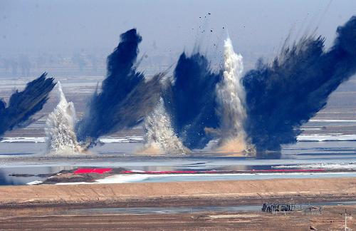 3月18日,空軍轟炸機在黃河內(nèi)蒙古達拉特旗河段炸冰凌。當(dāng)日,中國人民解放軍空軍某部出動3架轟炸機在黃河內(nèi)蒙古達拉特旗恩格貝鎮(zhèn)蒲圪卜河段冰凌區(qū)執(zhí)行防凌任務(wù),將堵塞在河道中的冰凌炸碎,疏通河道。黃河凌汛多發(fā)生在春季,以內(nèi)蒙古河段最為嚴重。黃河上游一般先于下游開河,冰水齊下后會造成明顯的洪峰。到達內(nèi)蒙古河段時,冰凌又會與尚未解凍的冰層壅塞結(jié)成冰壩,導(dǎo)致水位迅速抬升,嚴重時會造成漫堤決口等災(zāi)害。新華社記者 任軍川 攝