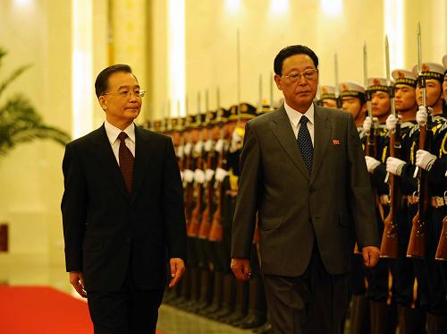 3月18日,國(guó)務(wù)院總理溫家寶在北京人民大會(huì)堂主持儀式歡迎朝鮮民主主義人民共和國(guó)內(nèi)閣總理金英日訪華。新華社記者 李濤 攝