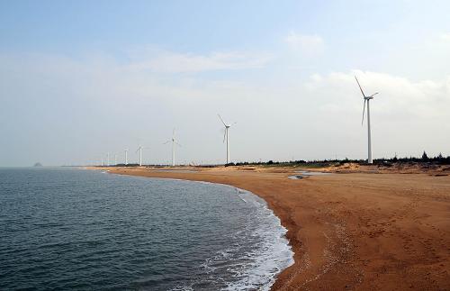 海南東方風(fēng)力發(fā)電廠發(fā)電機(jī)組(3月30日攝)。海南東方風(fēng)力發(fā)電廠于1997年投產(chǎn)使用,裝有18臺(tái)共8700千瓦的發(fā)電機(jī)組,每年向海南省電網(wǎng)輸送清潔電能約1500萬千瓦時(shí),年產(chǎn)值近1000萬元,上繳利稅60多萬元。與同產(chǎn)量燃煤火電站相比,每年可節(jié)約煤炭5萬多噸,節(jié)約用水5萬多噸,并減少約1.2萬噸的二氧化碳排放量,經(jīng)濟(jì)效益和社會(huì)效益顯著。新華社記者 郭程 攝