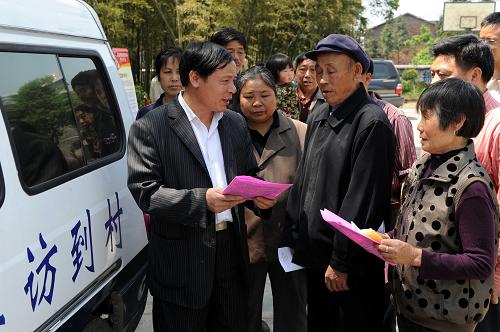 4月15日,全國模范人民調解員、蘆溪縣宣風鎮(zhèn)基層調解員楊斌圣(前左一)在珠亭村為村民進行調解。新華社記者 宋振平 攝