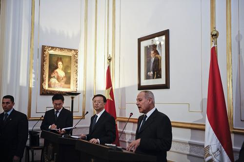 4月21日,在埃及首都開羅,埃及外交部長蓋特(右一)與來訪的中國外交部長楊潔篪(右二)舉行會(huì)談后共同出席新聞發(fā)布會(huì)。新華社記者 張寧 攝