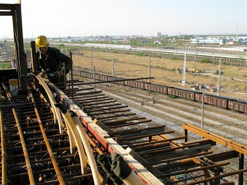 4月21日,施工人員在天津南倉(cāng)道立交橋建設(shè)工地施工。目前,天津市又一座大型互通式立交橋——南倉(cāng)道立交橋經(jīng)過(guò)一年多的建設(shè)已初具規(guī)模,主塔接近封頂。南倉(cāng)道立交橋?yàn)殡p塔連體四索面斜拉橋,塔高109米,橋長(zhǎng)1060米。橫跨52條鐵路線的南倉(cāng)道立交橋建成后,將成為濱海新區(qū)以及天津市區(qū)至西北環(huán)線的重要交通樞紐。新華社發(fā)(王國(guó)慶 攝)