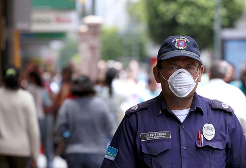 4月30日,一名戴口罩的哥斯達(dá)黎加警察在首都圣何塞的街頭值勤。隨著A(H1N1)型流感疫情在全球范圍內(nèi)蔓延,越來(lái)越多的哥斯達(dá)黎加人選擇戴口罩上街以加強(qiáng)自我保護(hù)。截至5月1日上午7時(shí),哥斯達(dá)黎加共報(bào)告129例A(H1N1)型流感疑似病例。新華社發(fā)(艾斯特班 攝)