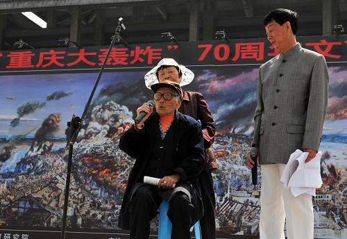 5月3日,70年前“大轟炸”的幸存者——年逾90歲的沈宗香老人正在控訴日本侵略者的暴行。當日,眾多重慶民眾和部分“重慶大轟炸”幸存者以及來自日本的友好人士在重慶九龍坡區(qū)巴國城廣場舉行紀念“重慶大轟炸”70周年文藝演唱活動。1938年2月至1943年8月,侵華日軍對重慶進行了200余次轟炸,造成慘重的人員傷亡和財產(chǎn)損失,史稱“重慶大轟炸”。其中,1939年5月3日和4日的轟炸最為慘烈,造成數(shù)千人死傷,約20萬人無家可歸。新華社發(fā)(鐘桂林 攝)