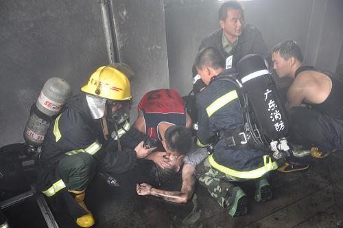 5月21日,消防官兵在火場搶救被困人員。當(dāng)日上午7時許,廣東汕頭市潮陽區(qū)谷饒鎮(zhèn)上堡居委會五片張培雄家庭作坊發(fā)生火災(zāi),造成13人死亡、4人重傷。起火建筑為四層半(局部五層)的鋼筋混凝土結(jié)構(gòu)的村民自建住宅,該作坊主要生產(chǎn)耳機(jī)。新華社發(fā)(羅金坡攝)