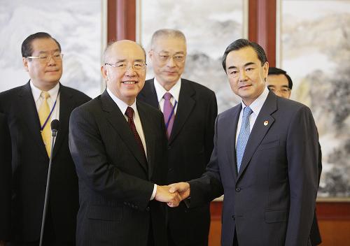 5月25日,中共中央臺辦主任王毅(前右)與中國國民黨主席吳伯雄在北京首都機(jī)場握手。當(dāng)日,中國國民黨主席吳伯雄率領(lǐng)中國國民黨大陸訪問團(tuán)乘飛機(jī)抵達(dá)北京,開始訪問大陸行程。中共中央臺辦主任王毅到機(jī)場迎接。新華社記者 邢廣利 攝