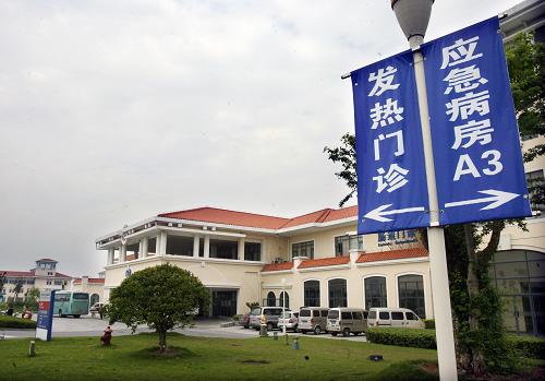 這是5月25日拍攝的甲型H1N1流感確診病例轉入的定點醫(yī)院——上海市公共衛(wèi)生臨床中心。當日,衛(wèi)生部通報,上海報告的疑似甲型H1N1流感病例目前已被診斷為確診病例。目前我國內(nèi)地共報告11例輸入性確診病例。上海報告的患者,男性,30歲,中國籍,目前就職于澳大利亞某公司。經(jīng)中國疾病預防控制中心對疑似患者咽拭子標本進行檢測,顯示甲型H1N1流感病毒核酸陽性。衛(wèi)生部組織專家組進行會診,判定該病例為甲型H1N1流感確診病例。目前,上海患者病情穩(wěn)定,所有密切接觸者均未發(fā)現(xiàn)不適癥狀。 新華社記者 劉穎 攝