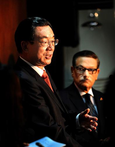 6月14日,中共中央政治局常委、中央紀委書記賀國強在開羅與埃及民族民主黨總書記、協(xié)商會議主席穆罕默德·薩夫瓦特·謝里夫共同會見記者。新華社記者 劉建生攝