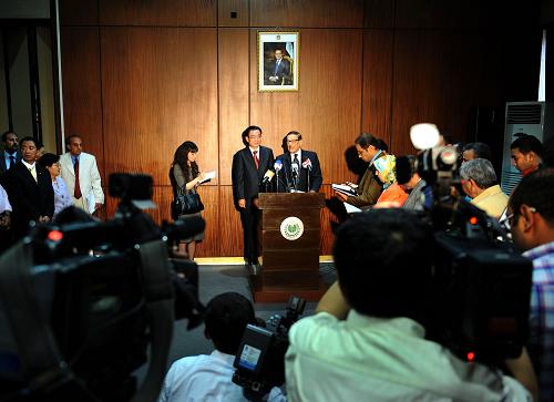 6月14日,中共中央政治局常委、中央紀委書記賀國強在開羅與埃及民族民主黨總書記、協(xié)商會議主席穆罕默德·薩夫瓦特·謝里夫共同會見記者。新華社記者 劉建生 攝