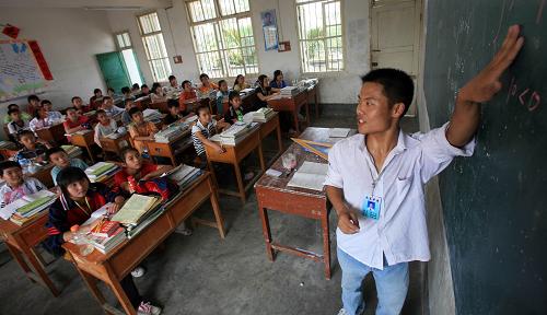 6月15日,在融水縣永樂中學(xué),志愿者郭子標(biāo)給孩子們上課。 在廣西融水苗族自治縣,活躍著一支大學(xué)生志愿服務(wù)西部計劃融水志愿服務(wù)隊。自2003年以來,已先后有190多名志愿者在這里進(jìn)行一至兩年的服務(wù)。為幫助大苗山地區(qū)的貧困兒童,他們發(fā)起了“心橋助學(xué)”活動,屆屆相傳進(jìn)行了6年。僅從2008年7月至今,志愿服務(wù)隊通過各種渠道籌集資金25萬元,資助貧困學(xué)生500多人。新華社發(fā)(龍濤 攝)