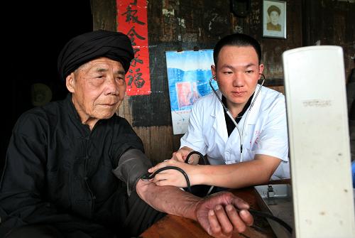 6月15日,在融水縣香粉鄉(xiāng)卜令苗寨,志愿者楊潔為90歲的苗族老人賈維隆檢查身體。 在廣西融水苗族自治縣,活躍著一支大學(xué)生志愿服務(wù)西部計劃融水志愿服務(wù)隊。自2003年以來,已先后有190多名志愿者在這里進(jìn)行一至兩年的服務(wù)。為幫助大苗山地區(qū)的貧困兒童,他們發(fā)起了“心橋助學(xué)”活動,屆屆相傳進(jìn)行了6年。僅從2008年7月至今,志愿服務(wù)隊通過各種渠道籌集資金25萬元,資助貧困學(xué)生500多人。新華社發(fā)(龍濤 攝)