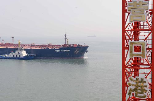 6月16日,15萬噸級利比里亞籍原油船“前奏”號滿載駛抵遼寧營口港仙人島港區(qū)30萬噸級原油碼頭。據(jù)了解,“前奏”號所載原油的成功接卸標(biāo)志著營口港仙人島港區(qū)30萬噸級原油碼頭開始正式運(yùn)營及仙人島港區(qū)開埠投產(chǎn)。仙人島港區(qū)30萬噸級原油碼頭的建成投產(chǎn),將進(jìn)一步改善我國進(jìn)口原油的集疏運(yùn)結(jié)構(gòu)和布局,對于滿足遼寧沿海經(jīng)濟(jì)帶建設(shè)的需要和東北老工業(yè)基地的全面振興具有重要意義。新華社記者 王建華 攝