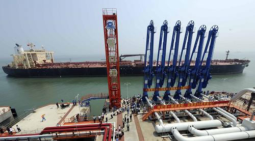 6月16日,15萬噸級利比里亞籍原油船“前奏”號滿載駛抵遼寧營口港仙人島港區(qū)30萬噸級原油碼頭。據(jù)了解,“前奏”號所載原油的成功接卸標(biāo)志著營口港仙人島港區(qū)30萬噸級原油碼頭開始正式運(yùn)營及仙人島港區(qū)開埠投產(chǎn)。仙人島港區(qū)30萬噸級原油碼頭的建成投產(chǎn),將進(jìn)一步改善我國進(jìn)口原油的集疏運(yùn)結(jié)構(gòu)和布局,對于滿足遼寧沿海經(jīng)濟(jì)帶建設(shè)的需要和東北老工業(yè)基地的全面振興具有重要意義。新華社記者王建華攝