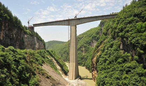 6月24日拍攝的宜萬鐵路馬水河大橋雄姿。宜萬鐵路馬水河大橋位于湖北省建始縣業(yè)州鎮(zhèn)境內(nèi),大橋全長280余米,墩高108米,為跨度116米+116米的T構(gòu),集高墩大跨為一體,施工難度大,技術(shù)含量高,是宜萬鐵路重點(diǎn)控制工程之一。目前,大橋建設(shè)進(jìn)展順利。新華社發(fā)(楊順丕 攝)