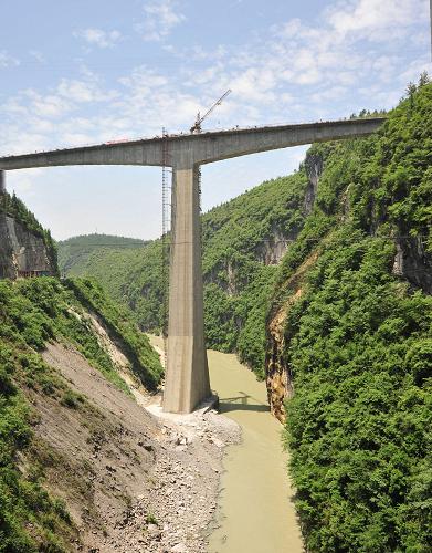 6月24日拍攝的宜萬鐵路馬水河大橋雄姿。宜萬鐵路馬水河大橋位于湖北省建始縣業(yè)州鎮(zhèn)境內(nèi),大橋全長280余米,墩高108米,為跨度116米+116米的T構(gòu),集高墩大跨為一體,施工難度大,技術(shù)含量高,是宜萬鐵路重點(diǎn)控制工程之一。目前,大橋建設(shè)進(jìn)展順利。新華社發(fā)(楊順丕 攝)