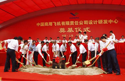7月6日,嘉賓為中國商飛設(shè)計(jì)研發(fā)中心奠基。當(dāng)日,中國商用飛機(jī)有限責(zé)任公司設(shè)計(jì)研發(fā)中心在上海張江高科技園區(qū)奠基。該研發(fā)中心項(xiàng)目將主要負(fù)責(zé)大型客機(jī)、支線飛機(jī)兩大系列機(jī)型的研制和民用飛機(jī)相關(guān)設(shè)計(jì)技術(shù)的研究。項(xiàng)目總體規(guī)劃建筑面積近50萬平方米,一期工程計(jì)劃于2012年5月建成投入使用。新華社記者 裴鑫 攝